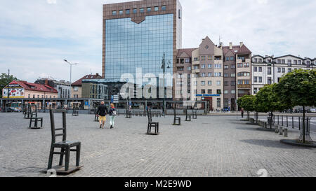 Sedia di olocausto Memorial, il quartiere ebraico, Cracovia in Polonia Foto Stock