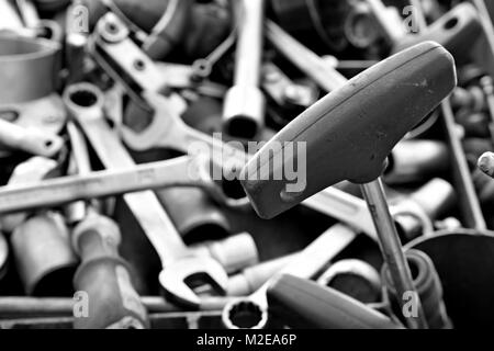 Foto in bianco e nero di splendente acciaio inossidabile macchine utensili Foto Stock