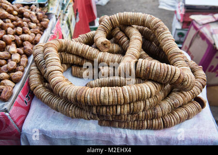 I fichi secchi per la vendita nel Khari Baoli Spice Market, Vecchia Delhi, India Foto Stock