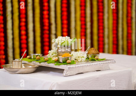 Girato durante un matrimonio nel Maharashtra in un Indù matrimonio tradizionale, la Puja Kalasha è l inizio di qualsiasi rituali della cultura Indù. Foto Stock