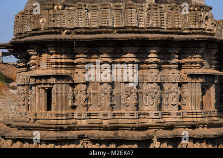 Incredibili dettagli scolpiti con le statue di elefante tenuto carico della sovrastruttura del tempio. Vishnu idolo interno con Shivalinga rivolto verso Nord. Foto Stock