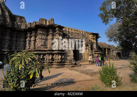 Incredibili dettagli scolpiti con le statue di elefante tenuto carico della sovrastruttura del tempio. Vishnu idolo interno con Shivalinga rivolto verso Nord. Foto Stock