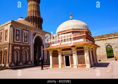 Qutub complessa, un sito patrimonio mondiale dell'UNESCO nell'area Mehrauli di Delhi, India. Sulla base del design dei minareti di Jam, nella parte occidentale di Afganistan Foto Stock