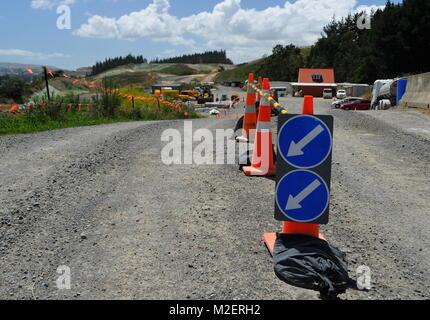 Sito di una strada di accesso con i coni e le frecce mantenendo la costruzione separata di traffico Foto Stock