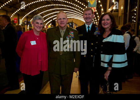 Da sinistra, D'Arcy Neller, moglie del Comandante del Marine Corps gen. Robert B. Neller, Vice Adm. Walter E. Carter Jr., sovrintendente presso l'U.S. Accademia navale, e Lynda Carter posa per una Foto Stock