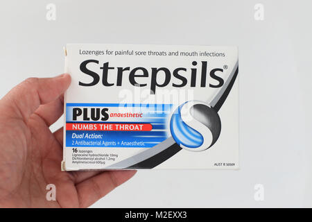 Strepsils - Gola losanghe intorpidente la gola per il mal di gola isolata contro uno sfondo bianco Foto Stock