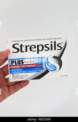 Strepsils - Gola losanghe intorpidente la gola per il mal di gola isolata contro uno sfondo bianco Foto Stock