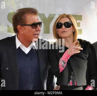 LAS VEGAS NV - MARZO 08: SMG Steve Wynn, Andrea Hissom-Wynn durante la TOPSHOP TOPMAN Las Vegas Grand Opening al Fashion Show Mall il 8 marzo 2012 a Las Vegas, Nevada Persone: SMG Steve Wynn, Andrea Hissom-Wynn Foto Stock