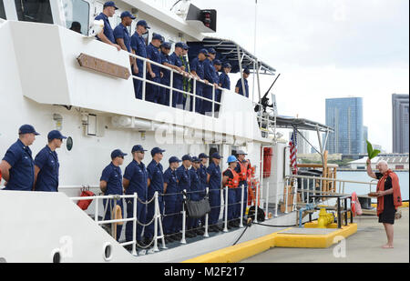 Leighton Tseu, Kane O Ke Kai, dà una benedizione hawaiano durante l'arrivo di Costa Guardacoste Giuseppe Gerczek (WPC 1126), a guardia costiera Honolulu Base, Febbraio 4, 2018. Il Joseph Gerczak è il secondo dei tre Honolulu-basato FRCs che servono principalmente le principali isole hawaiane. (U.S. Coast Guard Foto Stock