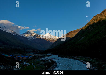 L'Himalayan paesaggi del fiume Baspa da roadtrip di Chitkul e Spiti Valley in Himachal Pradesh, India. Foto Stock