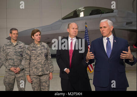 Vice Presidente Mike Pence parla nel corso di una conferenza stampa accompagnata da Alaska Gov. Bill Walker e senior leadership militare a base comune Elmendorf-Richardson, Alaska, Febbraio 5, 2018. Durante la visita, Pence incontrato con i senior leader militari per discutere le capacità militari, i sistemi di difesa antimissile e Alaska di importanza strategica per la difesa nazionale della nazione. (U.S. Air Force Foto Stock