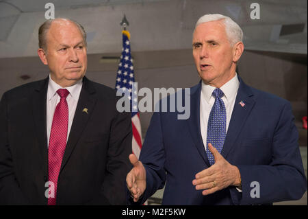 Vice Presidente Mike Pence parla nel corso di una conferenza stampa accompagnata da Alaska Gov. Bill Walker a base comune Elmendorf-Richardson, Alaska, Febbraio 5, 2018. Durante la visita, Pence incontrato con i senior leader militari per discutere le capacità militari, i sistemi di difesa antimissile e Alaska di importanza strategica per la difesa nazionale della nazione. (U.S. Air Force Foto Stock