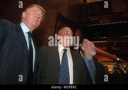 ***FILE FOTO*** Corte Cancella Modo di pagare 25 milioni di dollari in accordo con ex Trump Studenti Universitari*** Donald Trump annuncia i suoi piani per un Trump University in occasione di una conferenza stampa tenutasi a Trump Tower. New York City il 23 maggio 2005. Credito: Dennis Van Tine/MediaPunch Foto Stock