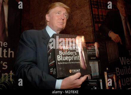 ***FILE FOTO*** Corte Cancella Modo di pagare 25 milioni di dollari in accordo con ex Trump Studenti Universitari*** Donald Trump annuncia i suoi piani per un Trump University in occasione di una conferenza stampa tenutasi a Trump Tower. New York City il 23 maggio 2005. Credito: Dennis Van Tine/MediaPunch Foto Stock