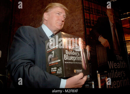 ***FILE FOTO*** Corte Cancella Modo di pagare 25 milioni di dollari in accordo con ex Trump Studenti Universitari*** Donald Trump annuncia i suoi piani per un Trump University in occasione di una conferenza stampa tenutasi a Trump Tower. New York City il 23 maggio 2005. Credito: Dennis Van Tine/MediaPunch Foto Stock