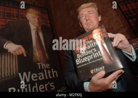 ***FILE FOTO*** Corte Cancella Modo di pagare 25 milioni di dollari in accordo con ex Trump Studenti Universitari*** Donald Trump annuncia i suoi piani per un Trump University in occasione di una conferenza stampa tenutasi a Trump Tower. New York City il 23 maggio 2005. Credito: Dennis Van Tine/MediaPunch Foto Stock