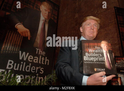 ***FILE FOTO*** Corte Cancella Modo di pagare 25 milioni di dollari in accordo con ex Trump Studenti Universitari*** Donald Trump annuncia i suoi piani per un Trump University in occasione di una conferenza stampa tenutasi a Trump Tower. New York City il 23 maggio 2005. Credito: Dennis Van Tine/MediaPunch Foto Stock