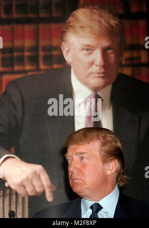 ***FILE FOTO*** Corte Cancella Modo di pagare 25 milioni di dollari in accordo con ex Trump Studenti Universitari*** Donald Trump annuncia i suoi piani per un Trump University in occasione di una conferenza stampa tenutasi a Trump Tower. New York City il 23 maggio 2005. Credito: Dennis Van Tine/MediaPunch Foto Stock