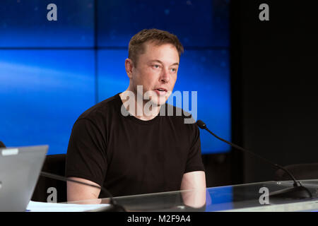 Cape Canaveral, in Florida. Febbraio 6, 2018 . SpaceX CEO e fondatore Elon Musk parla durante una conferenza stampa dopo il Falcon 9 SpaceX razzo pesante lanciato con successo dal Centro Spaziale Kennedy Febbraio 6, 2018 a Cape Canaveral, in Florida. Credito: Planetpix/Alamy Live News Foto Stock