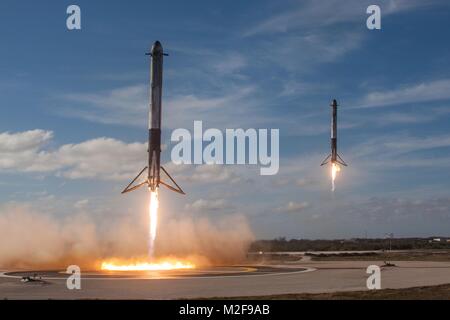 Cape Canaveral, in Florida. Febbraio 6, 2018 . SpaceX Falcon Heavy boosters tornare a terra dopo il sollevamento di un carico utile di dimostrazione nello spazio da complessi di lancio 39A al Kennedy Space Center Il 6 febbraio 2018 a Cape Canaveral, in Florida. SpaceX ha lanciato con successo il mondo del più potente razzo che finiranno per trasportare un equipaggio di Marte. Credito: Planetpix/Alamy Live News Foto Stock