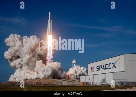 Cape Canaveral, in Florida. Febbraio 6, 2018 . La SpaceX Falcon razzo pesante solleva portando una dimostrazione il payload in spazio dal complesso di lancio 39A al Kennedy Space Center Il 6 febbraio 2018 a Cape Canaveral, in Florida. SpaceX ha lanciato con successo il mondo del più potente razzo che finiranno per trasportare un equipaggio di Marte. Credito: Planetpix/Alamy Live News Foto Stock