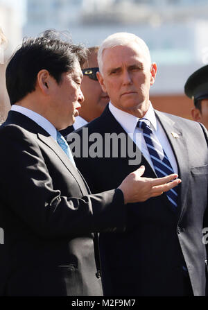 Tokyo, Giappone. 7 febbraio, 2018. Stati Uniti Vice Presidente Mike pence (C) e i Giapponesi il Ministro della difesa Itsunori Onodera (L) ispezionare Patriot funzionalità avanzate (PAC-3) missile launcher interceptor presso il Ministero della Difesa a Tokyo il Mercoledì, 7 febbraio 2018. Pence è ora qui per una visita di tre giorni a Tokyo. Credito: Yoshio Tsunoda/AFLO/Alamy Live News Foto Stock