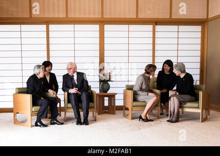 Tokyo, Giappone. 07 feb 2018. Il Presidente tedesco Steinmeier (terza da sinistra) e sua moglie Elke Buedenbender (terzo da destra) essendo ricevuta per un colloquio dall'Imperatore Akihito (L) e l'Imperatrice Michiko (R) in Tokyo, Giappone, 07 febbraio 2018. Credito: Maurizio Gambarini/dpa/Alamy Live News Foto Stock