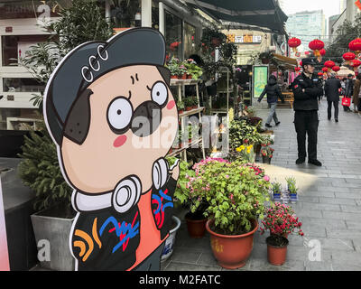 Shanghai, Shanghai, Cina. 7 febbraio, 2018. Shanghai, Cina - 7° febbraio 2018: adorabile cane sculture sagomato può essere visto sulla strada di Shanghai, segnando il prossimo anno del cane. Credito: SIPA Asia/ZUMA filo/Alamy Live News Foto Stock