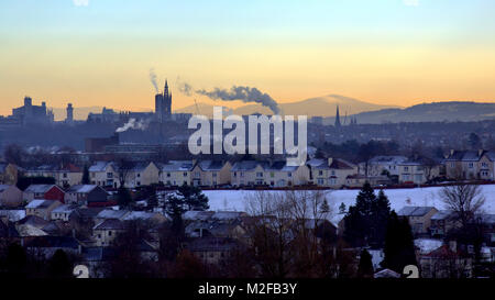 Glasgow, Scotland, Regno Unito il 7 di febbraio. Neve in Glasgow knightswood dà modo di ghiaccio come il Regno Unito si blocca come la torre dell orologio di Glasgow University e la guglia di teatro cottiers silhouette contro tinto hill e gli inizi se le colline di frontiera . Gerard Ferry/Alamy news Foto Stock