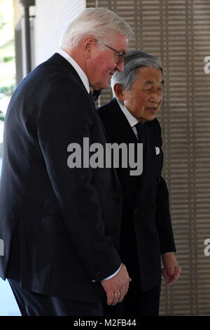 Tokyo, Giappone. 07 feb 2018. Il Presidente tedesco Steinmeier essendo ricevuta per un colloquio dall'Imperatore Akihito (R) in Tokyo, Giappone, 07 febbraio 2018. Credito: Maurizio Gambarini/dpa/Alamy Live News Foto Stock