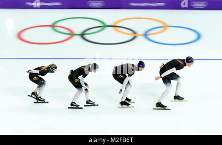 Pyeongchang, Corea del Sud. 7 febbraio, 2018. Tedesco pattinatori di velocità treno davanti a loro corrispondenze per il 2018 PyeongChang Giochi Olimpici Invernali a Gangneung ovale, Corea del Sud, Febbraio 7, 2018. Credito: Ju Huanzong/Xinhua/Alamy Live News Foto Stock