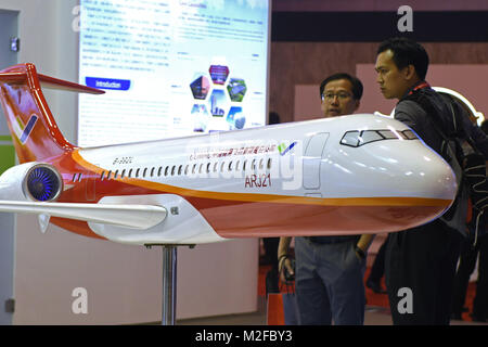 Singapore. 7 febbraio, 2018. Persone di visualizzare un modello di piano dal punto di vista commerciale Aircraft Corporation di Cina (COMAC) stand fieristico durante il Singapore Airshow in Il Centro Fieristico Changi a Singapore nel febbraio 7, 2018. La biennale Singapore Airshow calci fuori sede martedì e durerà per 11 febbraio. Credito: Quindi Chih Wey/Xinhua/Alamy Live News Foto Stock