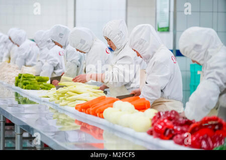 (180207) -- PECHINO, Febbraio 7, 2018 (Xinhua) -- lavoratori trattare con le verdure per impostare i pasti sui treni ad alta velocità a una produzione alimentare di base in Pechino, capitale della Cina, Febbraio 7, 2018. Complessivamente 18 tipi di pasti a 6 livelli di prezzo sono disponibili su della Cina di treni ad alta velocità durante il Festival di Primavera di viaggio rush che è dal 1 febbraio al 12 marzo. (Xinhua/Shen Bohan) (mp) Foto Stock