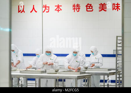 (180207) -- PECHINO, Febbraio 7, 2018 (Xinhua) -- i lavoratori fanno focacce cotte al vapore per la preparazione di pasti per i treni ad alta velocità a una produzione alimentare di base in Pechino, capitale della Cina, Febbraio 7, 2018. Complessivamente 18 tipi di pasti a 6 livelli di prezzo sono disponibili su della Cina di treni ad alta velocità durante il Festival di Primavera di viaggio rush che è dal 1 febbraio al 12 marzo. (Xinhua/Shen Bohan) (mp) Foto Stock