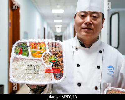 (180207) -- PECHINO, Febbraio 7, 2018 (Xinhua) -- uno chef mostra un nuovo tipo di set vegetariana pasto di treni ad alta velocità a una produzione alimentare di base in Pechino, capitale della Cina, Febbraio 7, 2018.complessivamente 18 tipi di pasti a 6 livelli di prezzo sono disponibili su della Cina di treni ad alta velocità durante il Festival di Primavera di viaggio rush che è dal 1 febbraio al 12 marzo. (Xinhua/Shen Bohan) (mp) Foto Stock