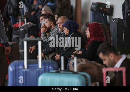 (180207) -- GAZA, Febbraio 7, 2018 (Xinhua) -- palestinesi attendere per il viaggio permette di Egitto al valico di Rafah, sud della striscia di Gaza, nel febbraio 7, 2018. Le autorità egiziane Mercoledì ha annunciato l apertura del valico di Rafah con la striscia di Gaza in entrambe le direzioni per tre giorni, secondo l'Ambasciata palestinese al Cairo. (Xinhua/Wissam Nassar) Foto Stock