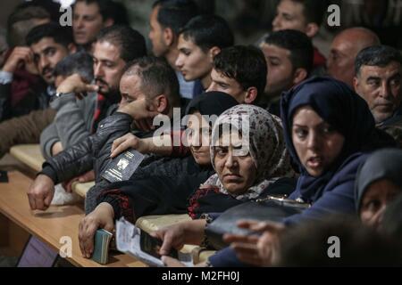 (180207) -- GAZA, Febbraio 7, 2018 (Xinhua) -- palestinesi attendere per il viaggio permette di Egitto al valico di Rafah, sud della striscia di Gaza, nel febbraio 7, 2018. Le autorità egiziane Mercoledì ha annunciato l apertura del valico di Rafah con la striscia di Gaza in entrambe le direzioni per tre giorni, secondo l'Ambasciata palestinese al Cairo. (Xinhua/Wissam Nassar) Foto Stock