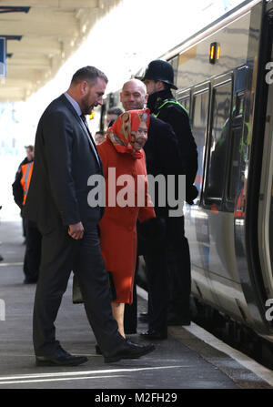 Norfolk, Regno Unito, il 7 febbraio 2018. Sua Maestà la Regina Elisabetta II arriva a prendere un treno pubblico da Kings Lynn a Londra, alla fine della sua annuale vacanza di Natale a Sandringham, Norfolk. Non è raro che il monarca per usare il trasporto pubblico quando si viaggia a Kings Lynn. Sua Maestà la Regina Elisabetta II uscire a Kings Lynn in treno a Kings Lynn, Norfolk, Regno Unito, il 7 febbraio 2018. Credito: Paolo Marriott/Alamy Live News Foto Stock