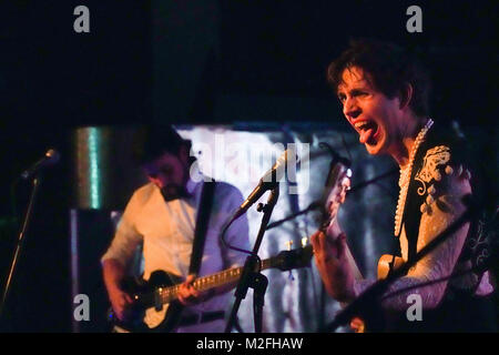 Londra, Regno Unito. Il 7 febbraio, 2018. Ezra Furman esecuzione dal vivo sul palco a Lexington a Londra prima del lancio del suo nuovo album Transangelic Esodo. Foto Data: Mercoledì, 7 febbraio 2018. Credito: Roger Garfield/Alamy Live News Foto Stock