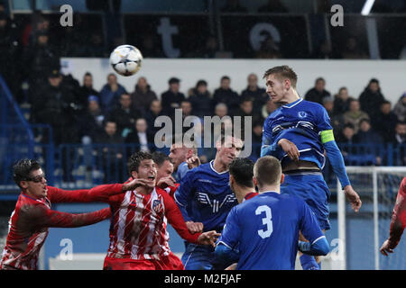 Sarajevo, Bosnia ed Erzegovina. 7 febbraio, 2018. Amir Velic (1R, parte superiore) di Zeljeznicar vies per una testata durante la UEFA campionato giovanile il 2017-2018 Round 2 partita di calcio tra FK Zeljeznicar della Bosnia ed Erzegovina e Club Atletico de Madrid di Spagna, a Sarajevo, Bosnia ed Erzegovina, nel febbraio 7, 2018. Atletico ha vinto 3-1. Credito: Haris Memija/Xinhua/Alamy Live News Foto Stock