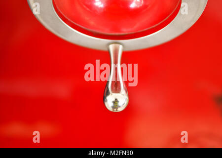 Strumenti in acciaio inox e altre superfici di shining materiale in acciaio Foto Stock