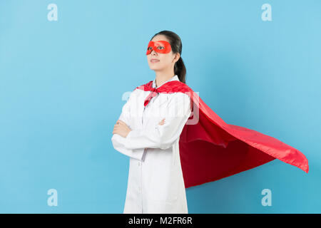 Donna sicura che indossa il costume di supereroe su sfondo giallo Foto  stock - Alamy