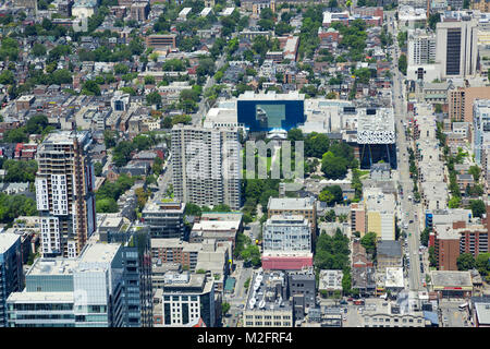 Downtown Toronto Canada città aerea vista dalla CN Tower. Galleria d'Arte di Ontario, OCAD University, tetti, strade, TV Broadcast Satellite piatti. Foto Stock