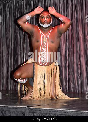 Uomo aborigeno imitando un canguro durante una performance al Tjapukai Aborignal Parco Culturale, Smithfield, Cairns, estremo Nord Queensland, FNQ, QLD, Australia Foto Stock