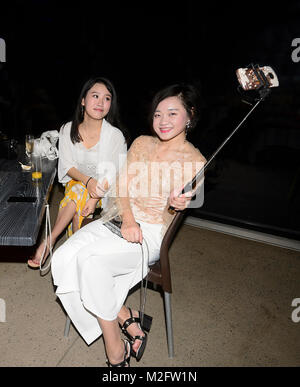 Giovani donne cinesi turisti prendendo un selfie, Australia Foto Stock