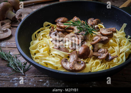 Uovo fresco tagliatelle italian pasta fatta in casa con funghi Foto Stock