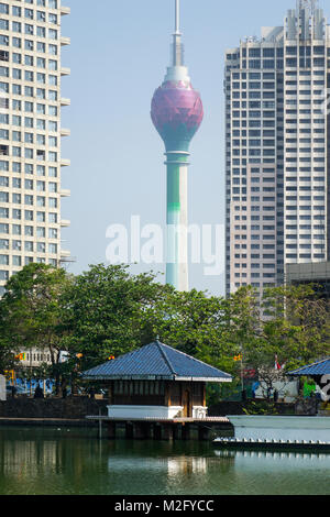 Sri Lanka, Colombo, Lotus tower & Beira lago Foto Stock