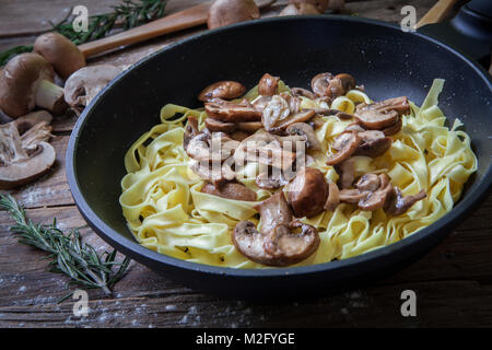 Uovo fresco tagliatelle italian pasta fatta in casa con funghi Foto Stock