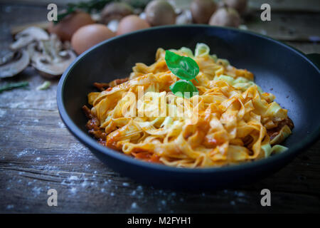 Uovo fresco tagliatelle italian pasta fatta in casa con il ragù alla bolognese Foto Stock