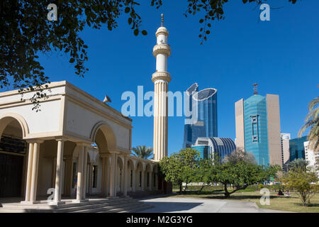 Emirati Arabi Uniti, Abu Dhabi Sheikh Rashid bin Saeed street & minareto Foto Stock